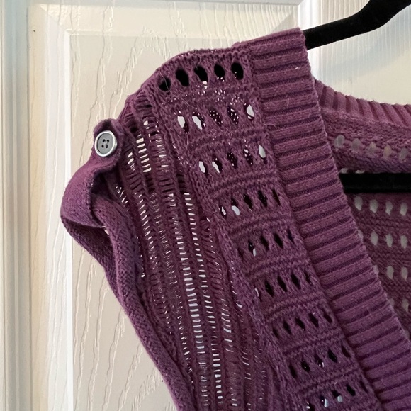 Mudd Knit/Crotchet Short 1/4” Sleeve V-neck Top - Picture 3 of 9